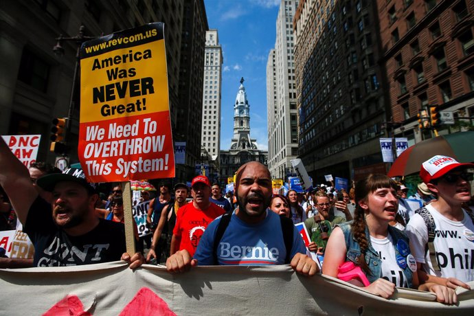 Manifestantes afines a Bernie Sanders en Filadelfia