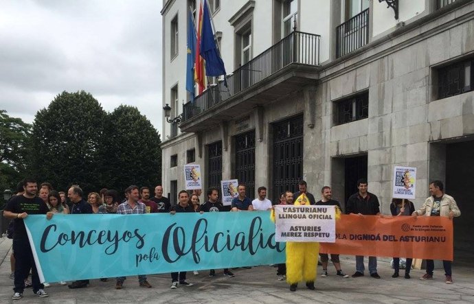 Concentración de XPDL, ante Delegación de Gobiernu. 