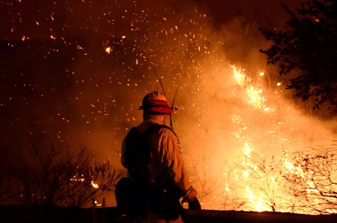 Un bombero en un incendio en California