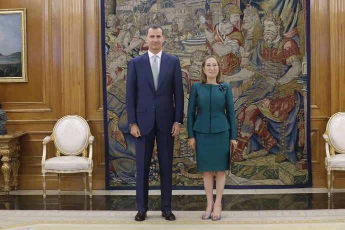 El Rey con la nueva presidenta del Congreso, Ana Pastor
