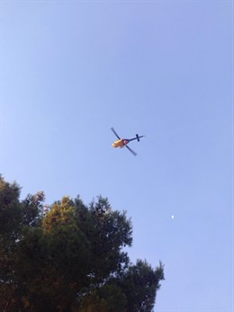 Un medio aéreo participando en las labores de extinción del incendio de Tavernes