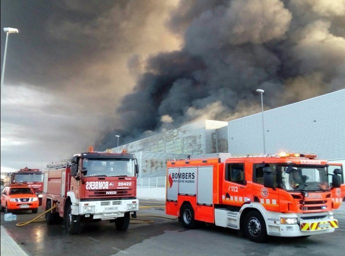 Incendio industrial en l'Olleria