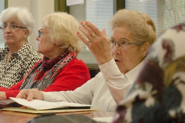 Personas mayores, reunión de jubilados, charlas de jubilados, lectura