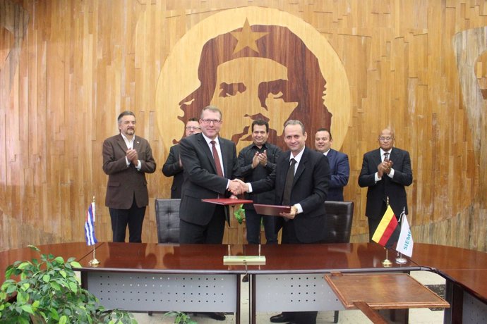 Firma de acuerdo entre Siemens y la cubana UNE