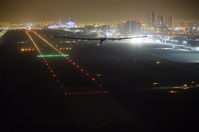Solar Impulse II aterriza en Abu Dhabi y completa la vuelta al mundo