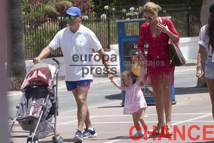 Olvido Hormigos con su marido y su hija/ Fredy 