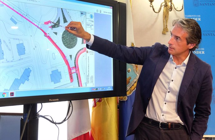 El alcalde explicando el diseño del tramo de carril bici