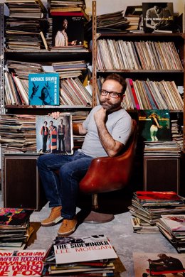 El DJ 'El Especialista Manel Ruiz', con su colección de discos