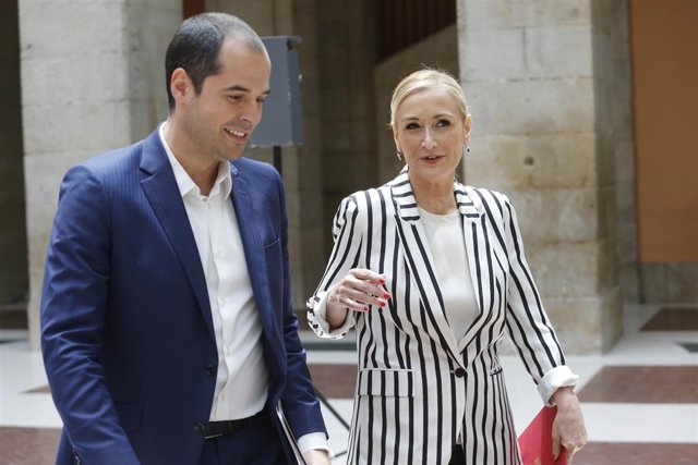 Cifuentes y Aguado en la Real Casa de Correos. 