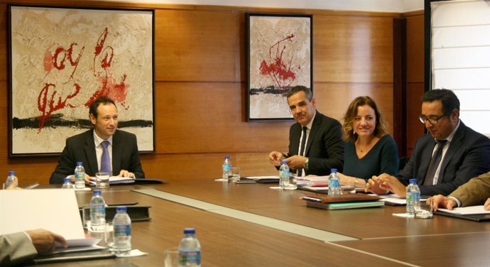 Guillermo Martínez (izquierda), durante la reunión sobre el Camino de Santiago. 