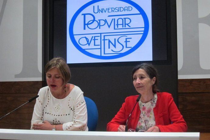 Ana Taboada y Mercedes González presentando la Universidad Popular Ovetense