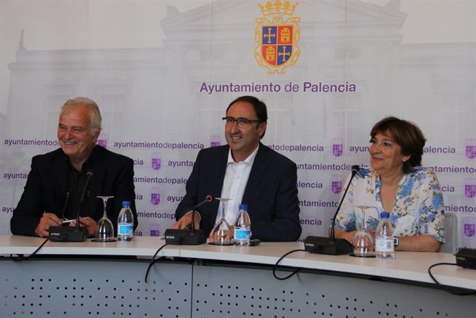 Polanco (C) durante la firma con Cáritas y Feafes