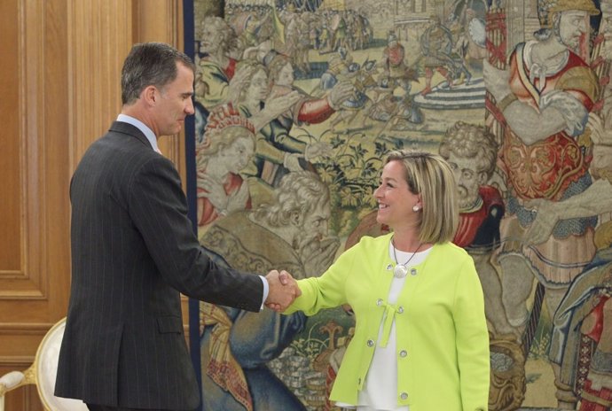 El Rey con la representante de Coalición Canaria, Ana Oramas