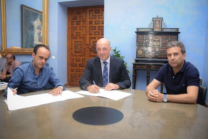 Ruiz (centro) durante la firma del convenio