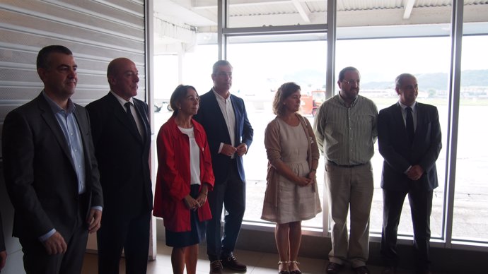 Olano, oregi y representantes institucionales y de Air Nostrum