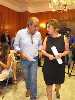 Ambrosio (dcha.) en el Ayuntamiento de Córdoba