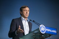 Hernando (PP) opina que el Rey puede encargar la investidura esta semana o aplazar el encargo