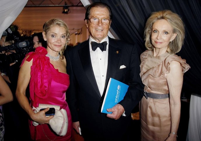 Roger Moore, Kiki Tholstrup y Christina Knudsen