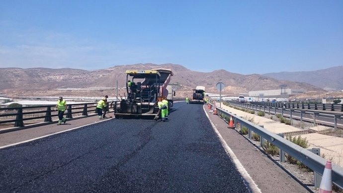 Obras de reasfaltado de la variante de Roquetas de Mar 