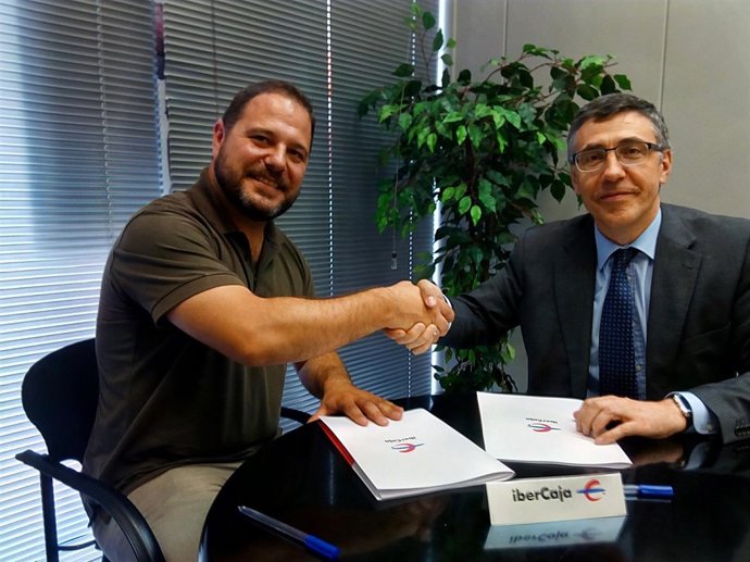 Firma del convenio entre Ibercaja y el Colegio de Farmacéuticos de Huesca