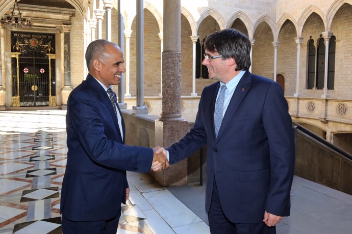 El presidente Carles Puigdemont y el embajador de Mauritarnia Sidi Ali Sidi Ali