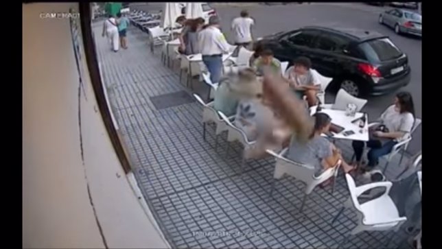 Una cornisa se desprende en Badajoz y hiere a tres jóvenes en una terraza