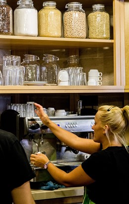 Una camarera prepara un café en un restaurante de la capital grancanaria