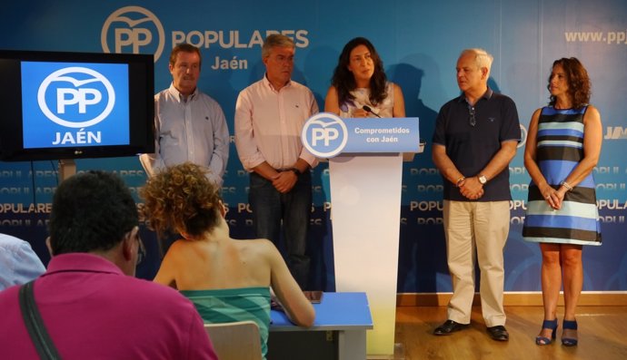 Dolores López (PP-A), en el centro, en rueda de prensa en Jaén
