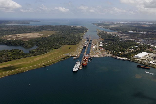 Se conmemora la primera travesía de prueba en el Canal de Panamá