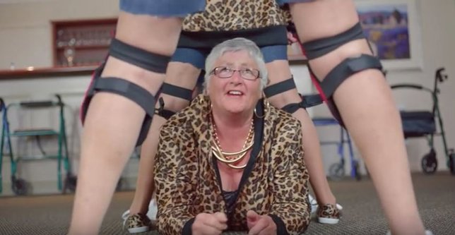 Abuelos en una residencia de Nueva Zelanda versionan a Taylor Swift