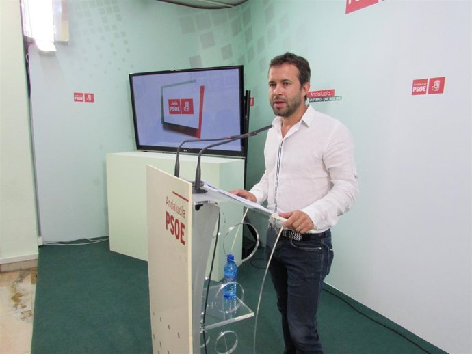 Julio Millán durante la rueda de prensa