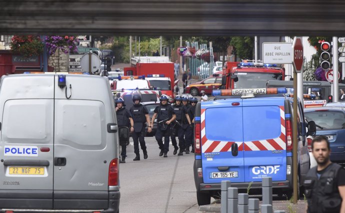 Despliegue policial en Saint-Etienne-du-Rouvray (Normandía) tras el atentado