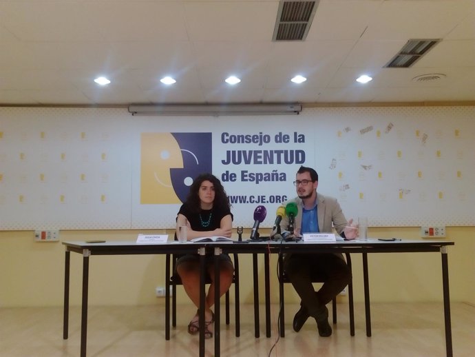 Presidenta del Consejo de la Juventud de España, Julia Chica, y el responsable d