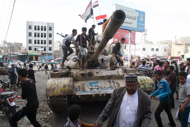 Militares en un carro de combate del Ejército yemení en Taíz