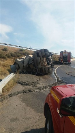 El camión hormigonera ha volcado y su conductor ha resultado herido