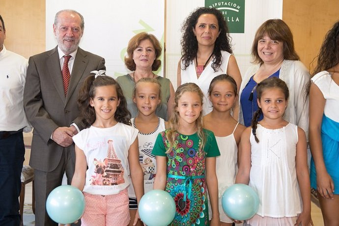 Villalobos recibe a las campeonas de gimnasia rítmica de Andalucía