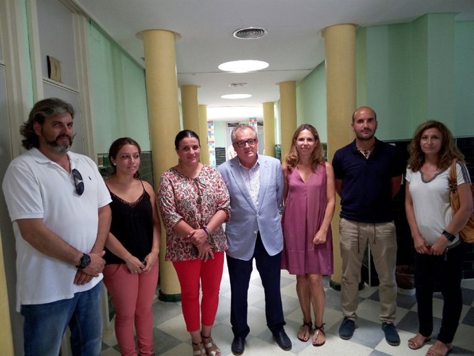 Rafael López en el centro de salud de Matalascañas