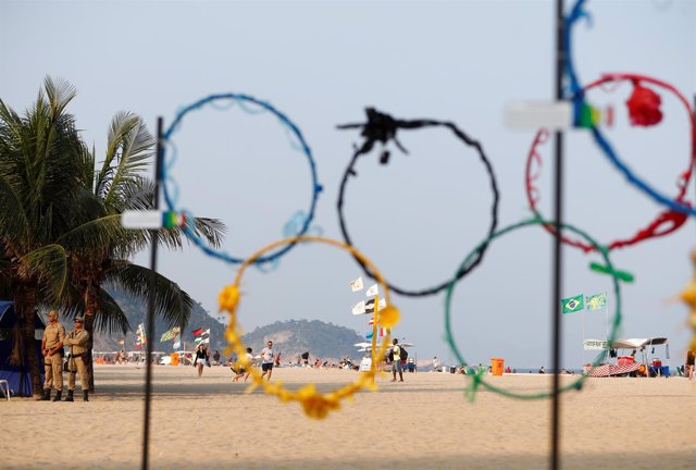 Aros olímpicos en la playa de Copacabana, en Río de Janeiro