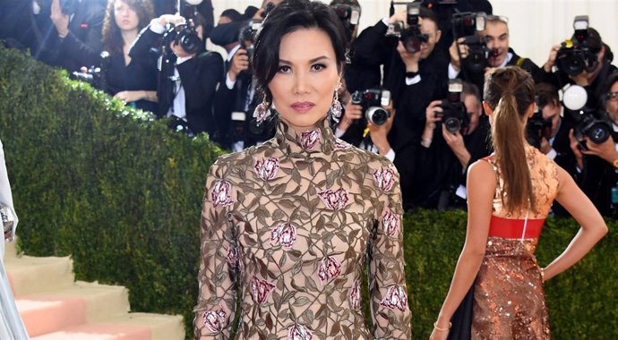 WENDI DENG MURDOCH POSANDO EN LA GALA MET
