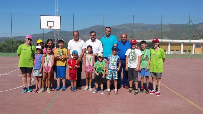 El diputado Ángel Escobar ha visitado a los menores participantes en el taller.