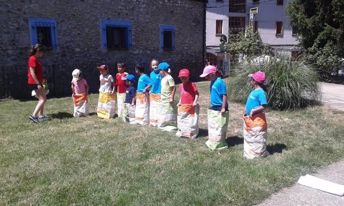 Un grupo de niños juega en una de las Escuelas de Verano de la Jacetania.