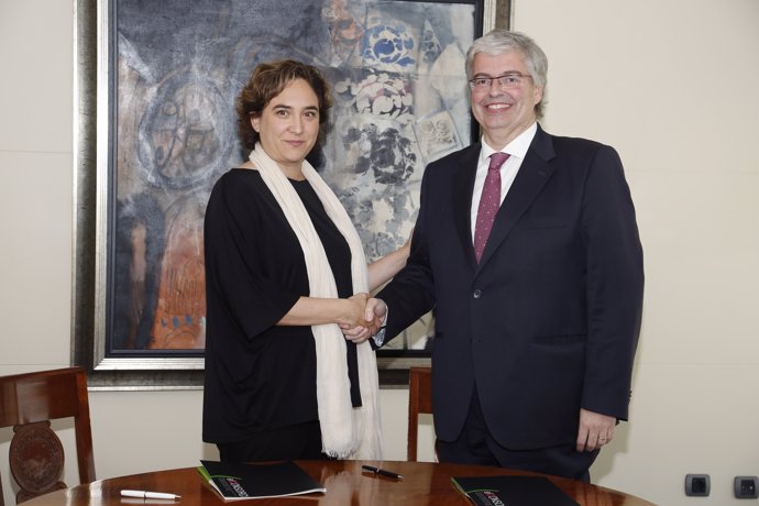 La alcaldesa de Barcelona Ada Colau y el presidente ejecutivo del CZFB J.Cornet