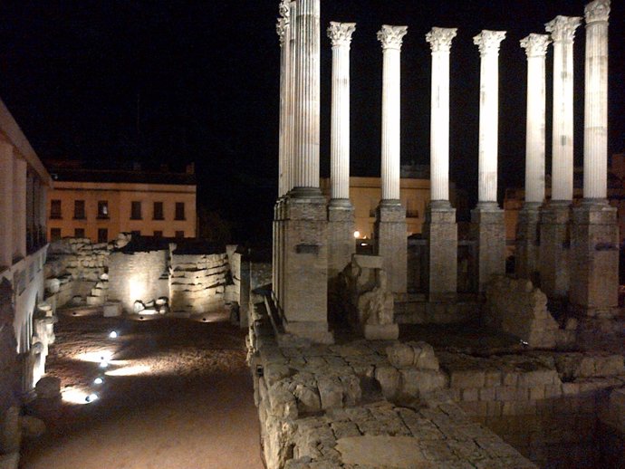 Imagen nocturna del Templo Romano de Córdoba