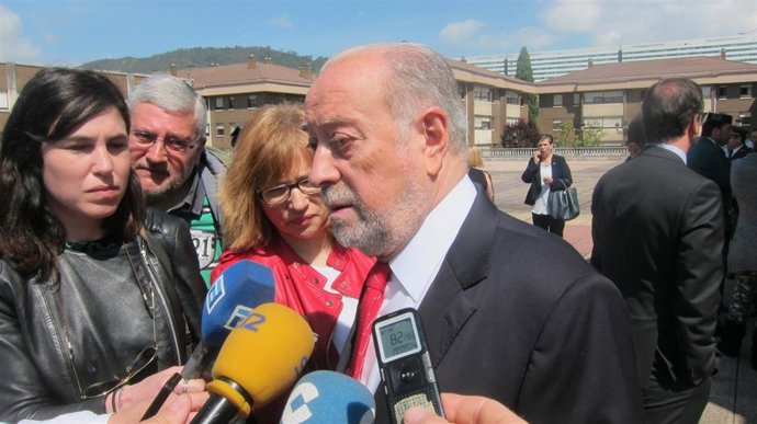 Gabino de Lorenzo hace declaraciones a los medios en un acto de la Guardia Civil