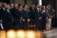 Hollande asiste a la misa celebrada en la Catedral de Notre Dame en honor al sacerdote muerto