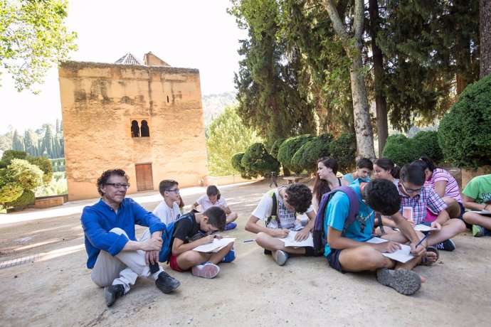 Reynaldo Fernández-Manzano con escolares en la Alhambra