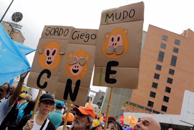 Pancartas contra el CNE durante una manifestación en Venezuela