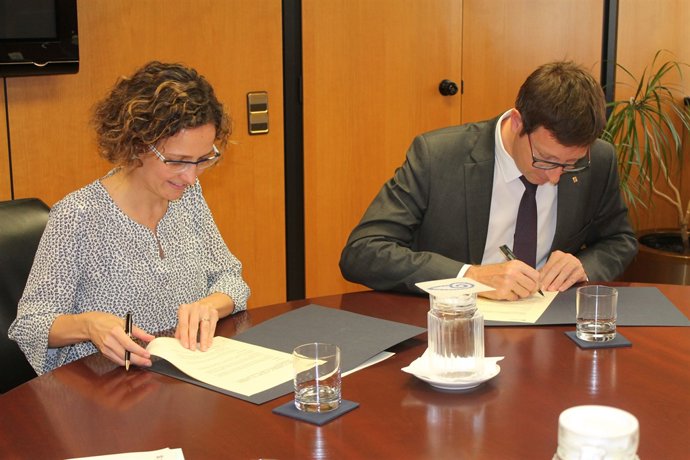 Los consellers M.Ruiz (Enseñanza) y C.Mundó (Justicia)
