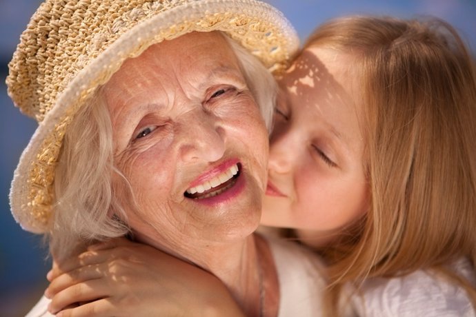 Abuela, nieta, beso, sombrero, sonrisa, mayor, niña, feliz, anciana