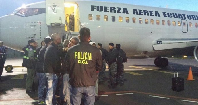 Cubanos siendo deportados de Ecuador